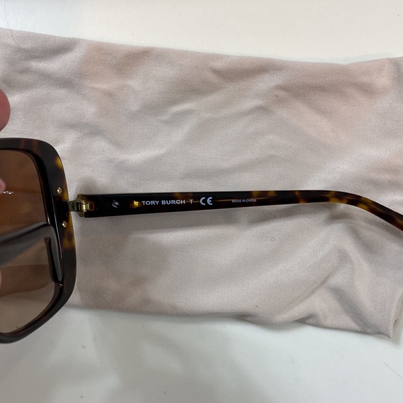 Tory Burch | Oversized Tortoise - TY7132U main image 6